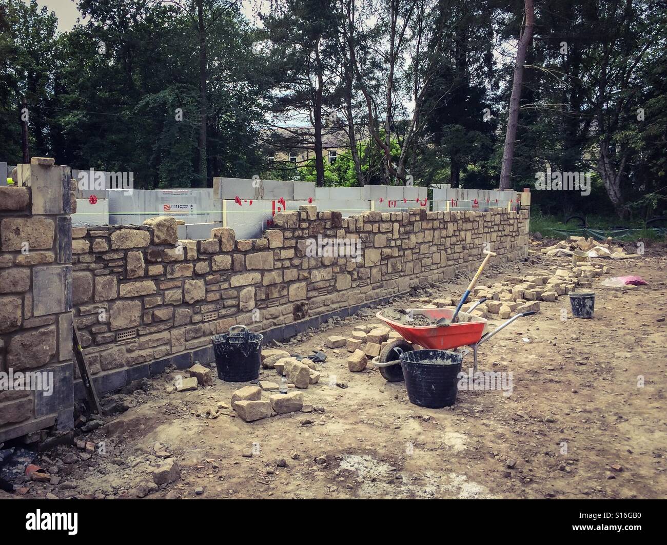 Muro di pietra in costruzione su una nuova build del progetto di costruzione Foto Stock