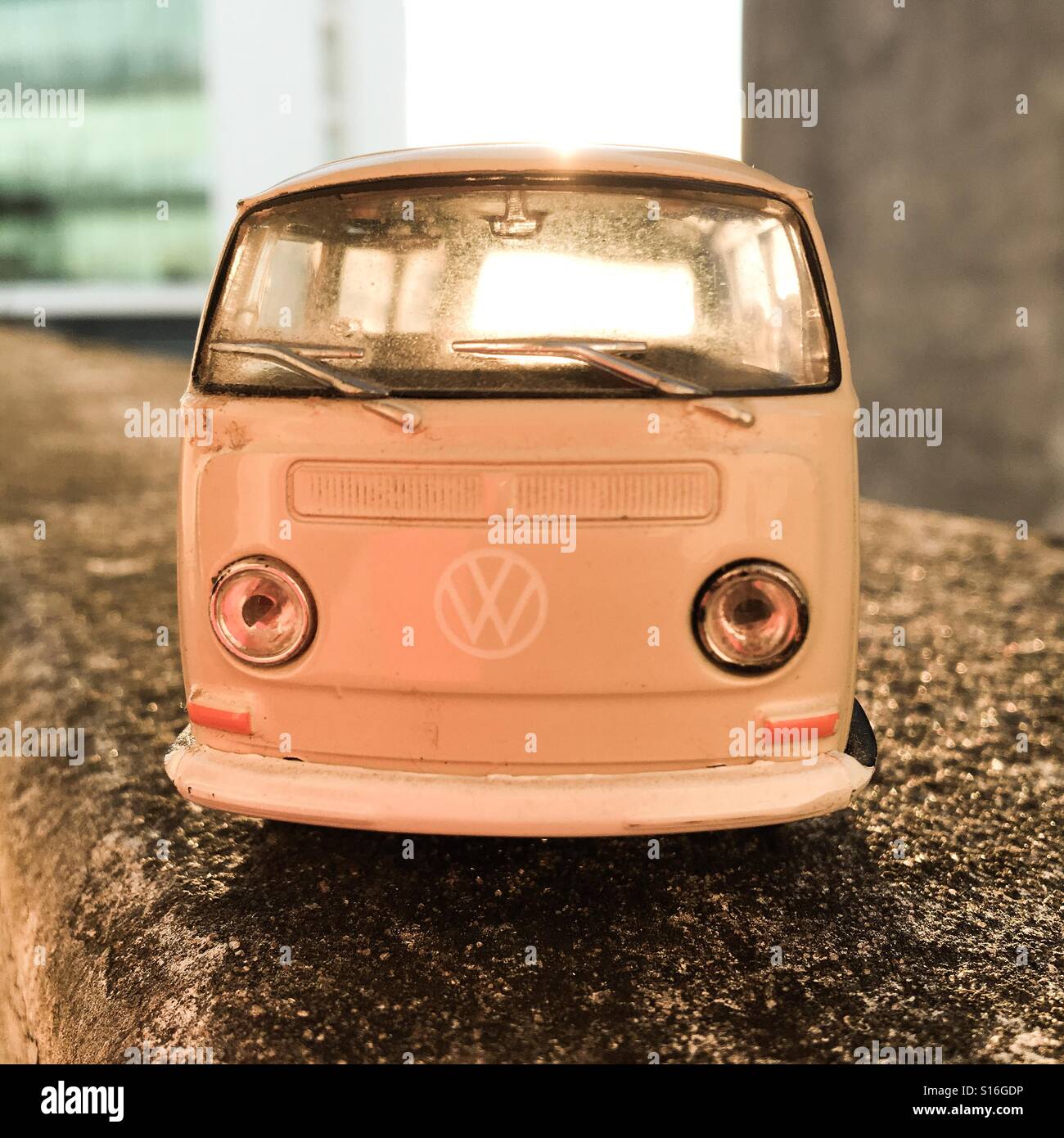 Frente de una furgoneta Volkswagen de juguete color crema - Immagine stock catturata con smartphone