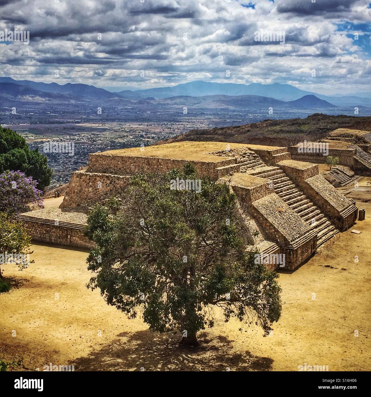 Monte Alban è un pre-colombiano sito archeologico vicino a Oaxaca, Messico ed è un imponente e spettacolare attrazione per locali e turisti. È un sito Patrimonio Mondiale dell'UNESCO. Foto Stock