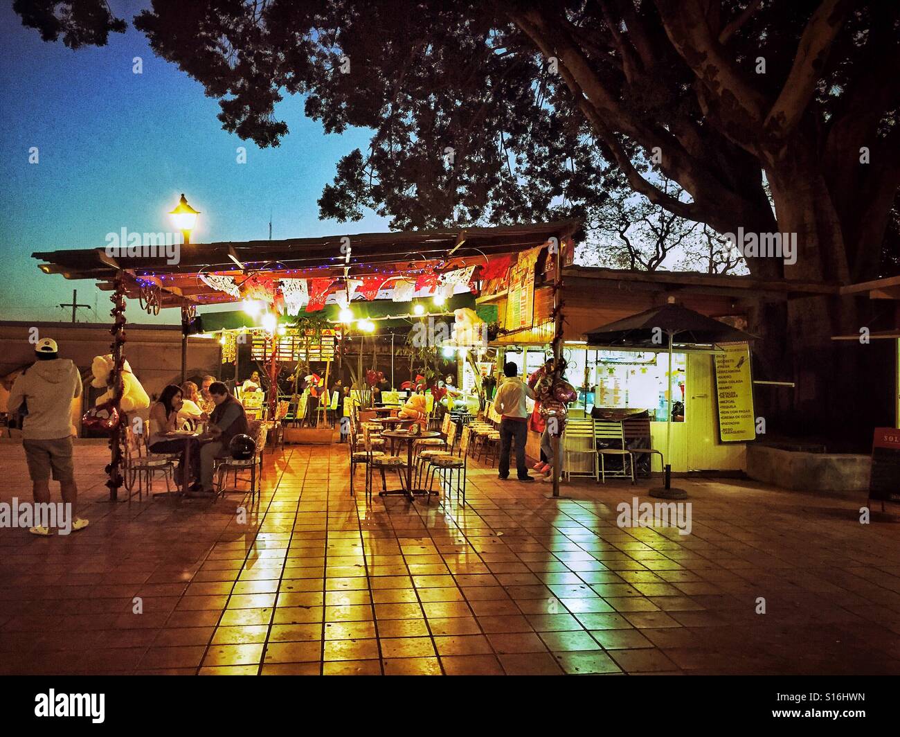 Vista notturna di Plazuela de Soledad, una piazza riempita con gelato fornitori, dove l'atmosfera fa si desidera indugiare a lungo dopo che hai finito il tuo gelato. Foto Stock