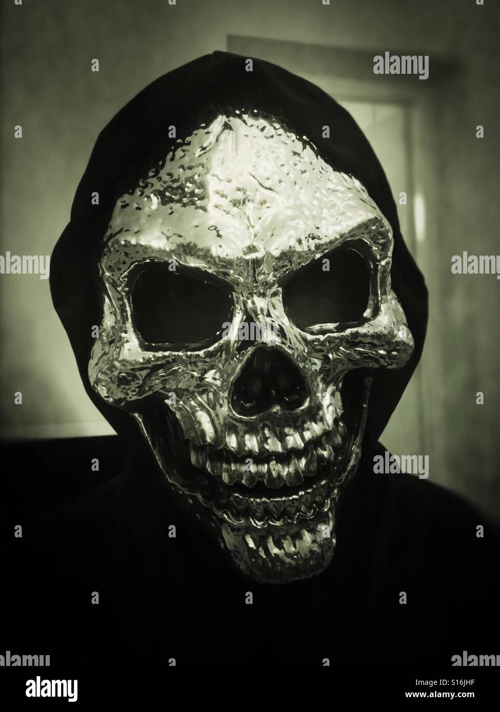 Ragazzo in Scary Halloween scheletro cranio silver mask Foto Stock