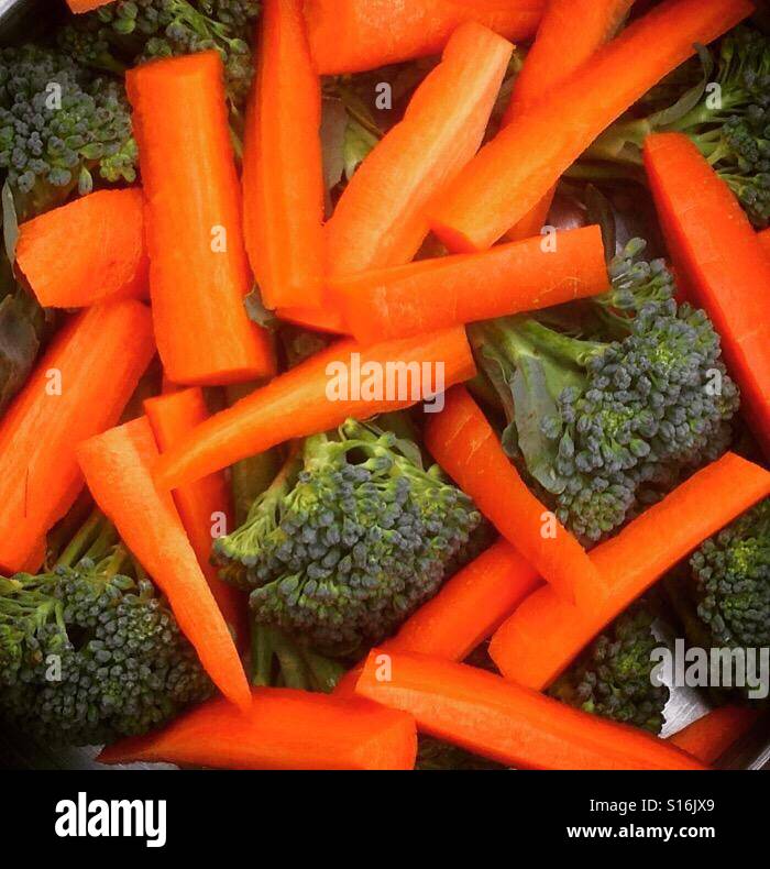 Carote e broccoli preparati. Foto di un telefono cellulare con post-elaborazione di alcuni telefoni o tablet. - Immagine stock catturata con smartphone