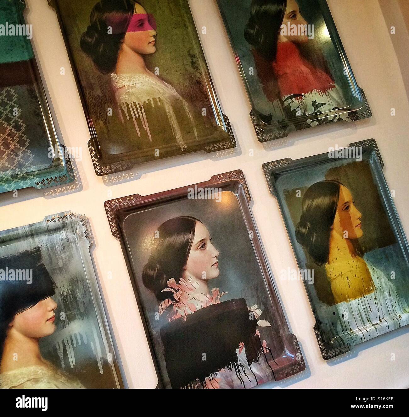 Ritratti di dame visualizzata su una parete - Immagine stock catturata con smartphone