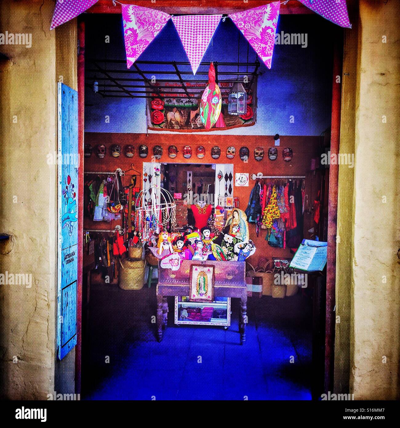 Uno sguardo all'interno di Shkaála de Micaela, un delizioso e incantevole negozio di articoli da regalo a Oaxaca, Messico. Foto Stock