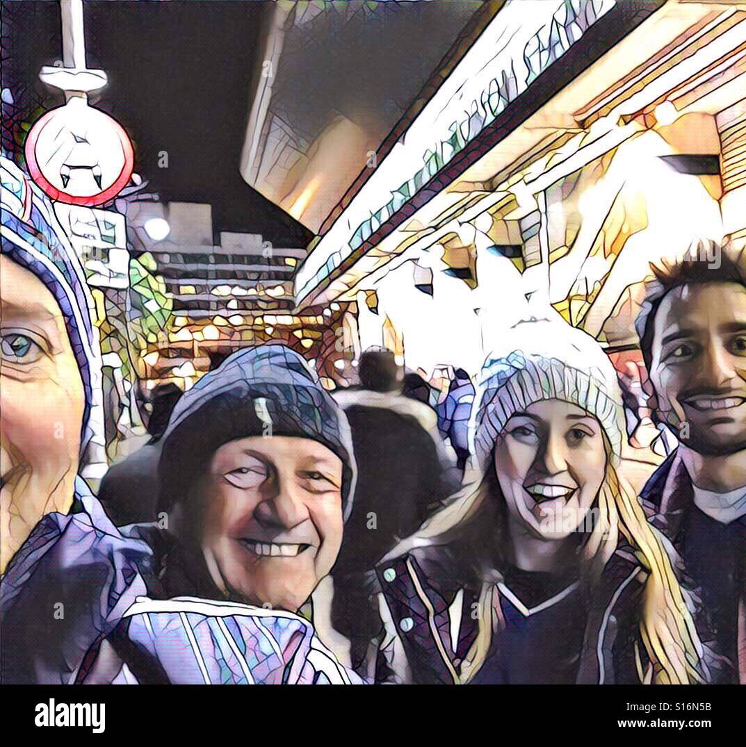 Felici gli appassionati di calcio al di fuori di uno stadio a notte. - Immagine stock catturata con smartphone