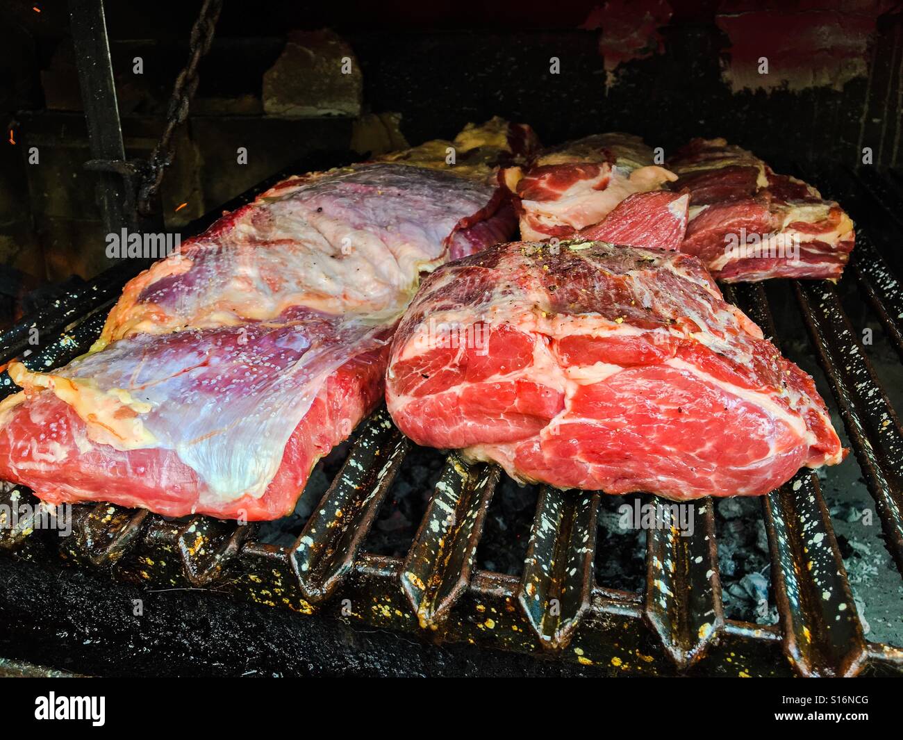 Carne siendo asada a la parrilla - Immagine stock catturata con smartphone
