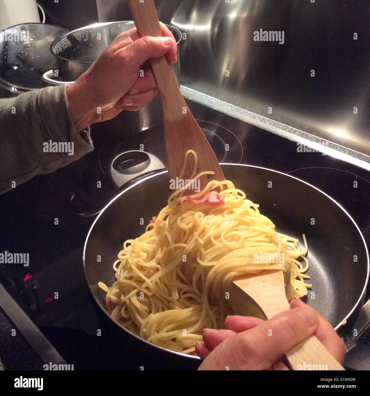 La cottura di spaghetti alla carbonara Foto Stock