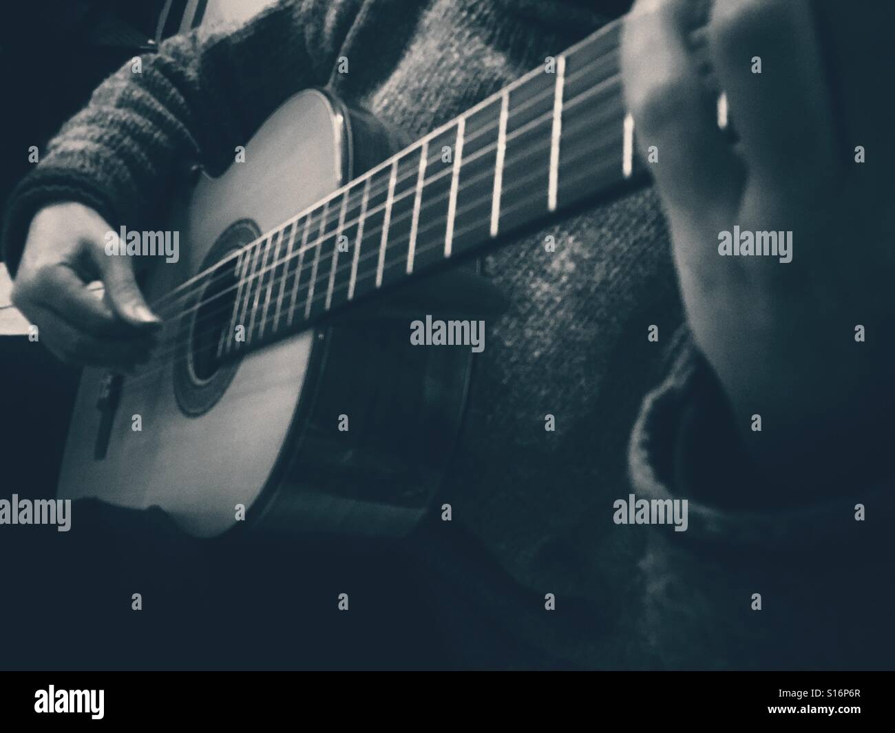 Donna che gioca a Greg Smallman la chitarra classica. Close up di mani e tastiera Foto Stock