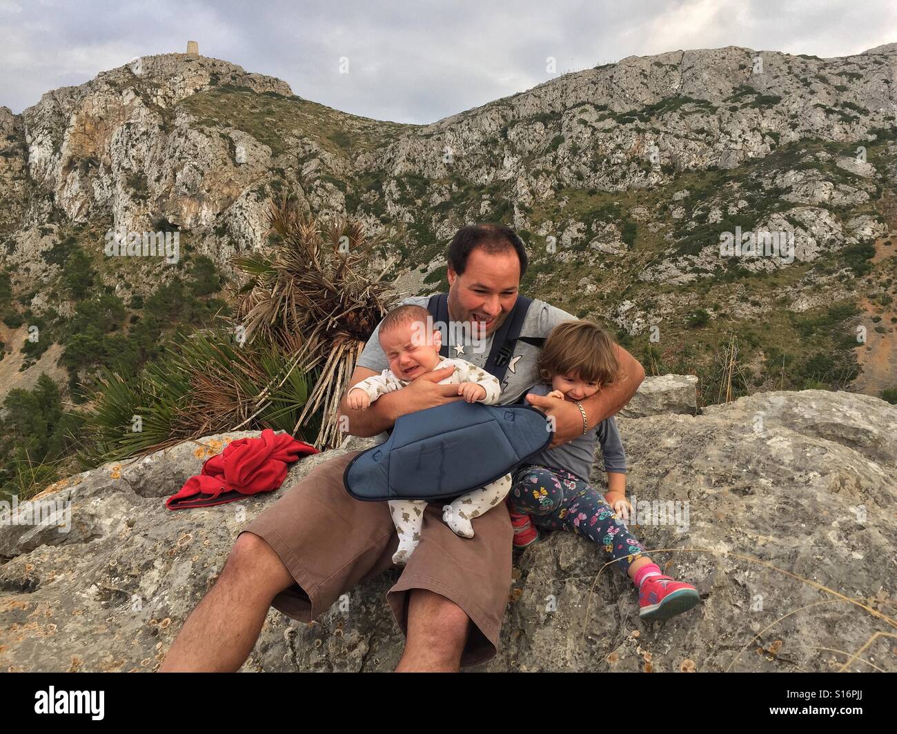 Ritratto di famiglia del padre e due neonati su viaggi Formentor Maiorca Spagna Foto Stock