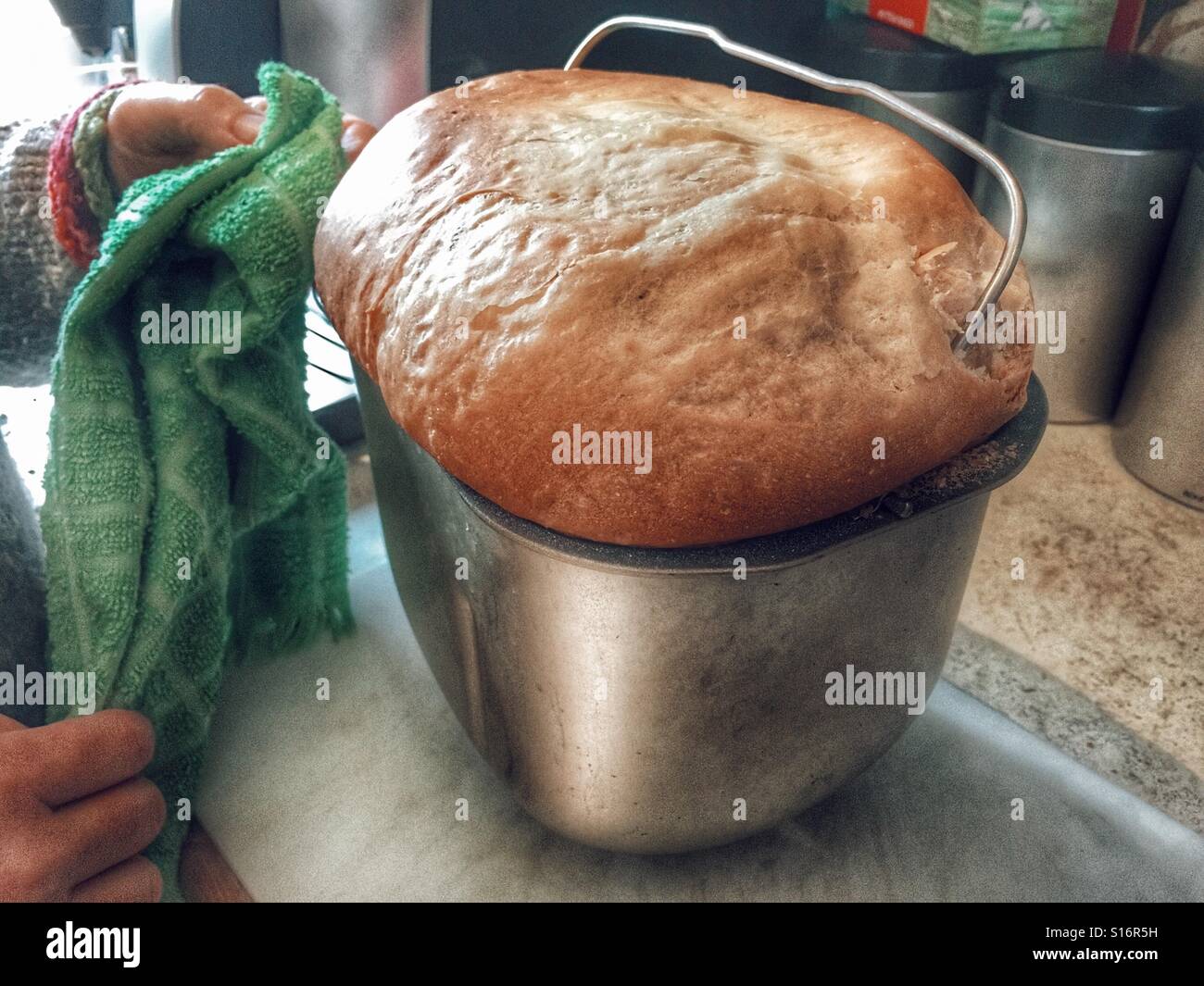 Pane appena fatto nella panificazione macchina - Immagine stock catturata con smartphone