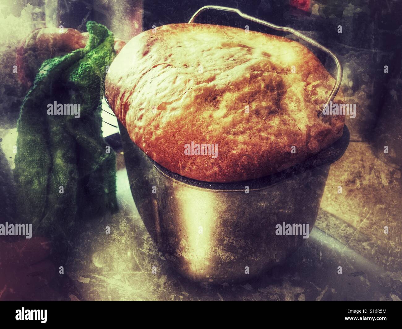 Donna con un nuovo filone di pane, direttamente dalla panificazione macchina - Immagine stock catturata con smartphone