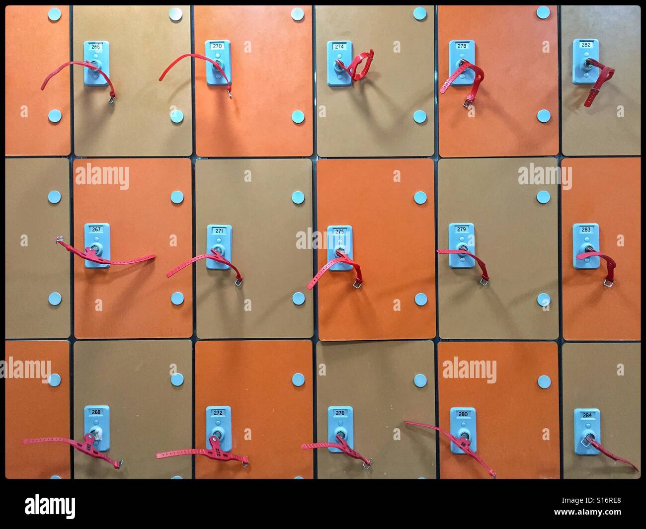 Un'immagine grafica di orange & Brown azionato a chiave armadietti di deposito in un centro per il tempo libero. Persone di memorizzare i propri oggetti di valore in queste unità quando fuori esercizio. Credito foto - © COLIN HOSKINS. - Immagine stock catturata con smartphone