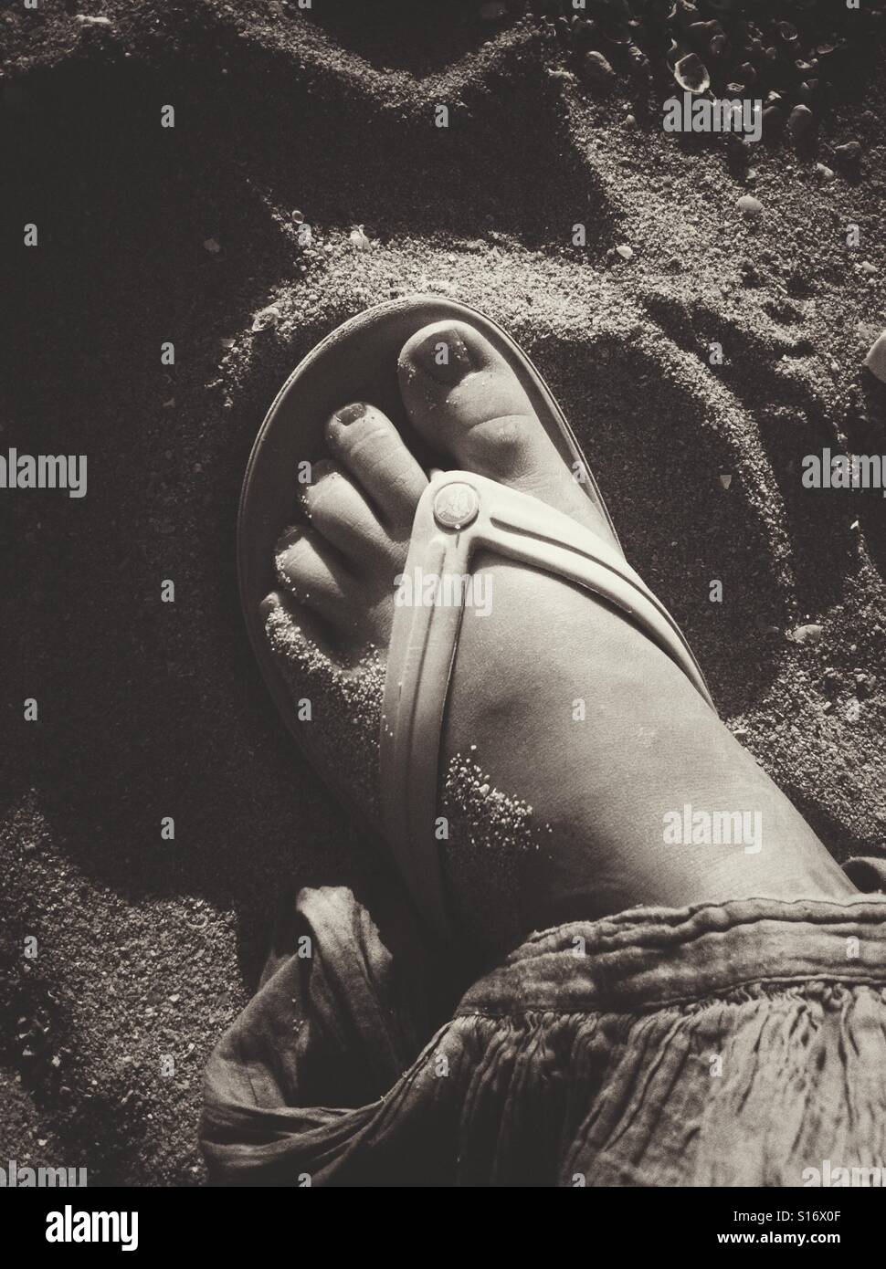 POV piede sulla spiaggia - Immagine stock catturata con smartphone