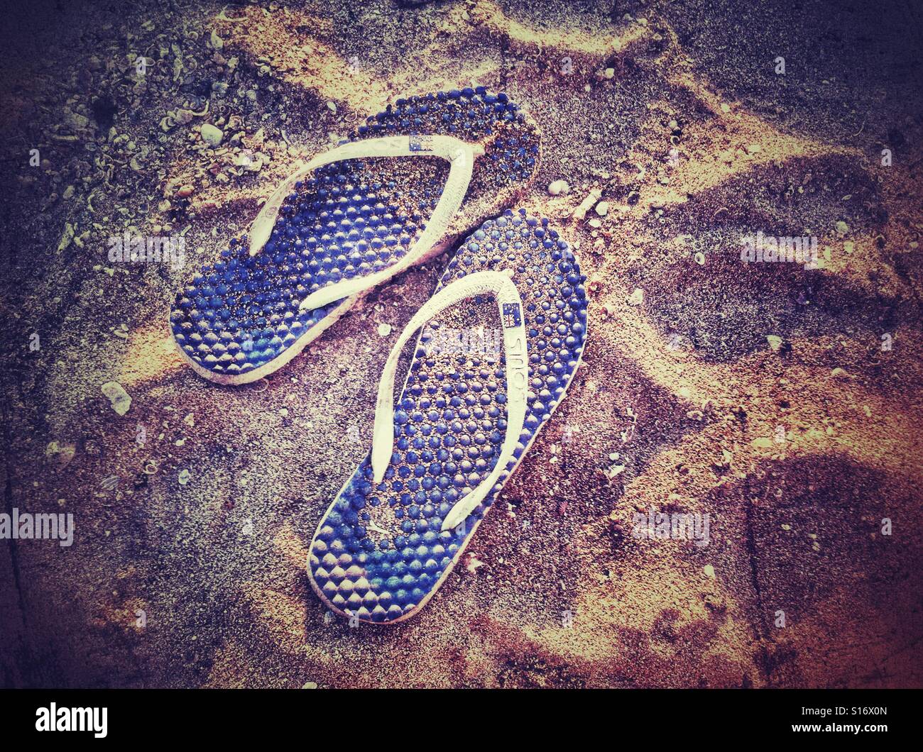 Coppia di flip flop sulla spiaggia - Immagine stock catturata con smartphone