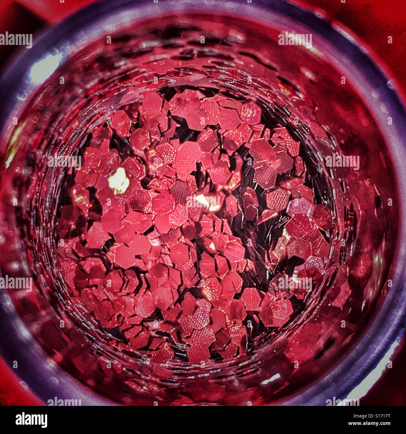 Guardando a un tubo di glitter rosso - Immagine stock catturata con smartphone