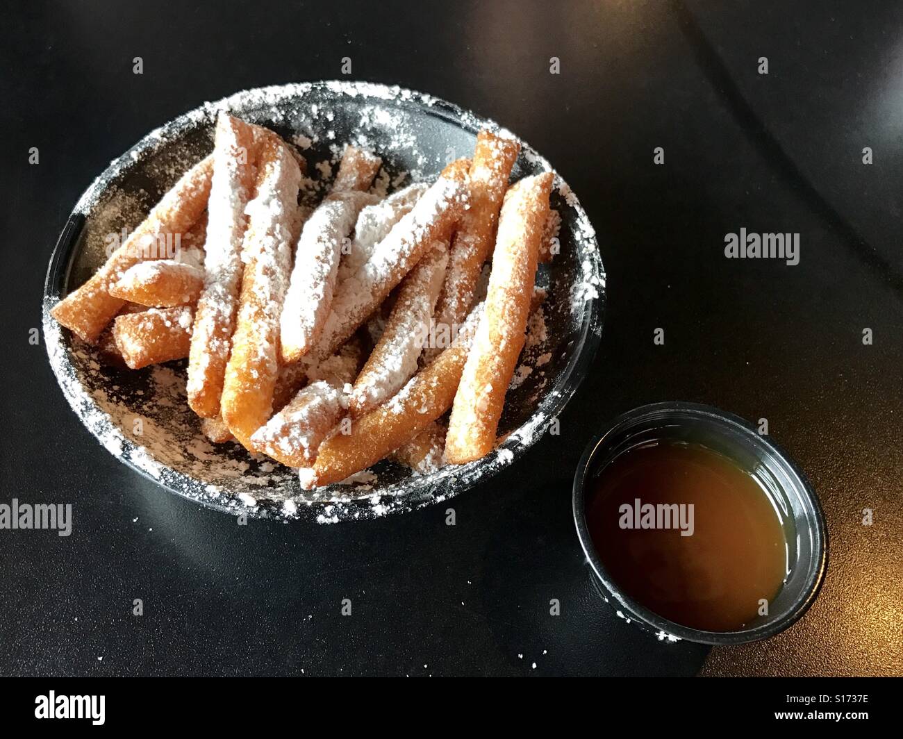 Torta di imbuto le patatine fritte con caramello Salsa di immersione Foto Stock