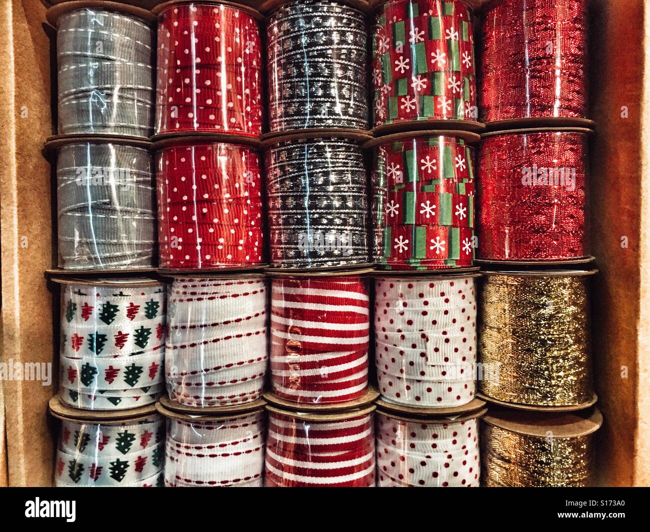 Scatola piena di nuove bobine di nastri di Natale. - Immagine stock catturata con smartphone