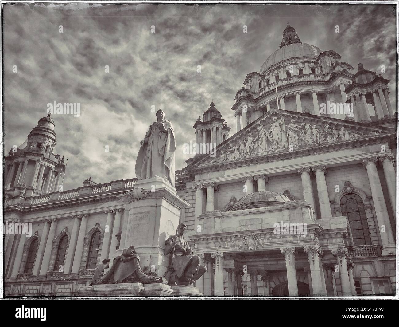 Una vista esterna del Municipio di Belfast in Irlanda del Nord. Questo Revival Barocco stile architettonico edificio è in Donegall Square & ha un monumento alla Regina Victoria al di fuori dell'entrata principale. © CH. - Immagine stock catturata con smartphone
