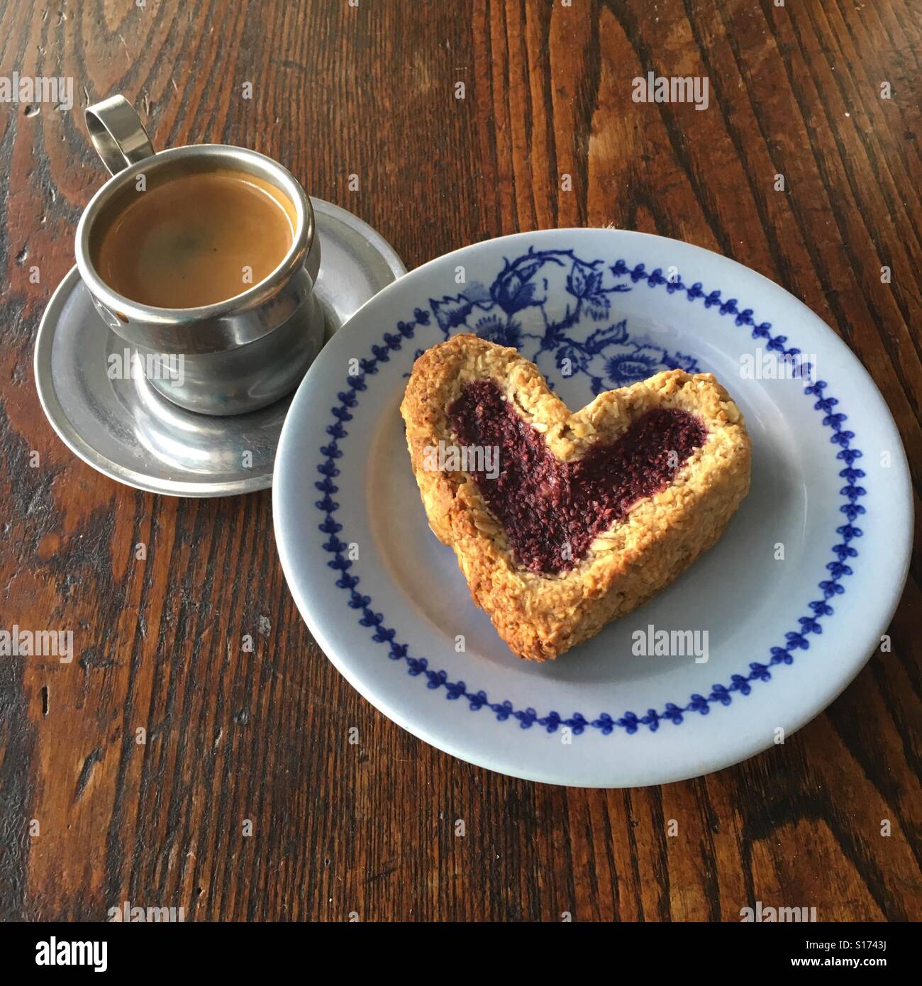 Caffè espresso e a forma di cuore senza glutine crostata al lampone Foto Stock