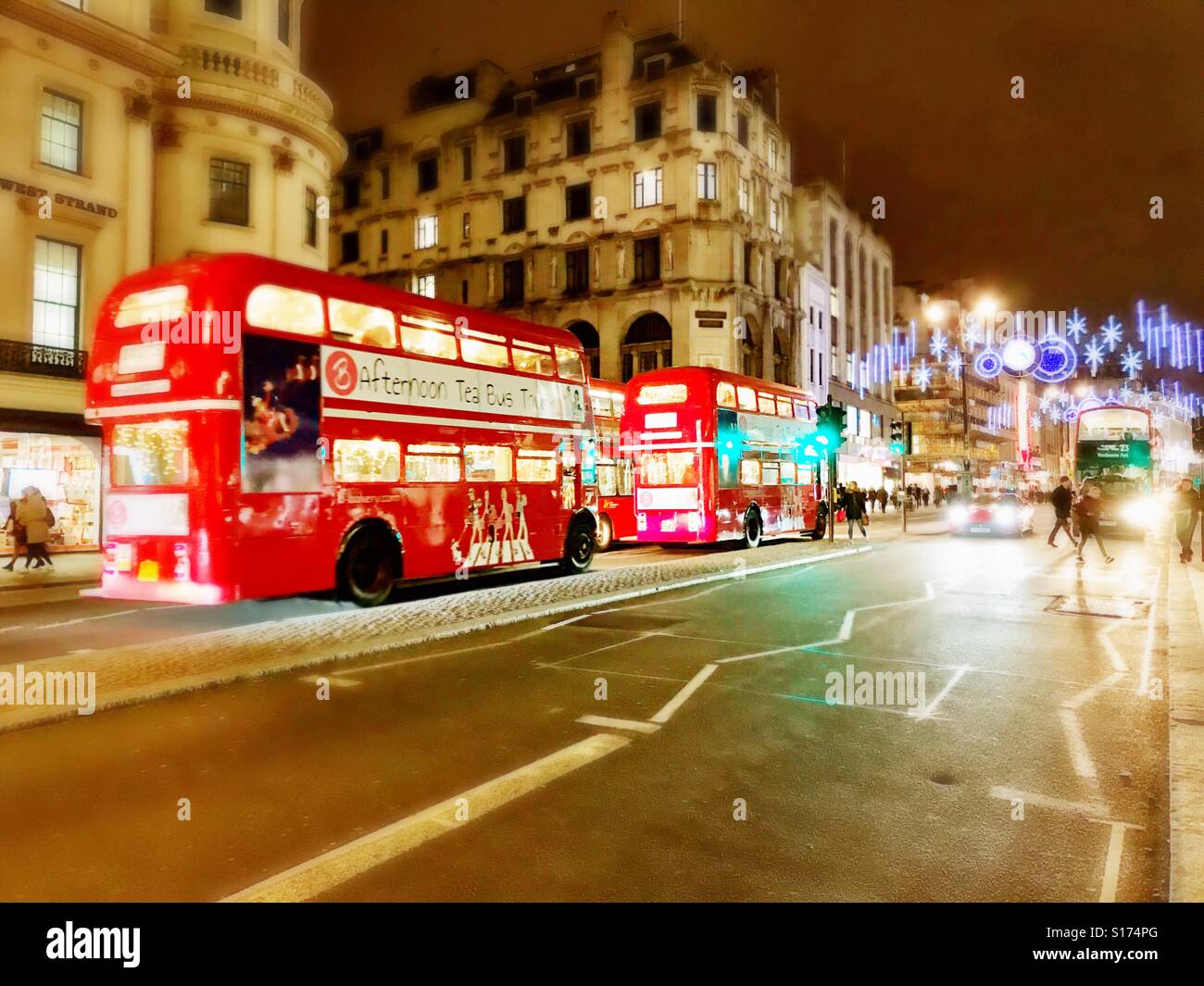 La vecchia Londra autobus Routemaster di notte. Foto Stock