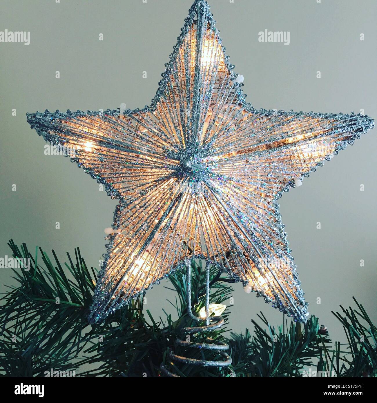 Stella sulla cima di un albero di Natale di K.R. Foto Stock