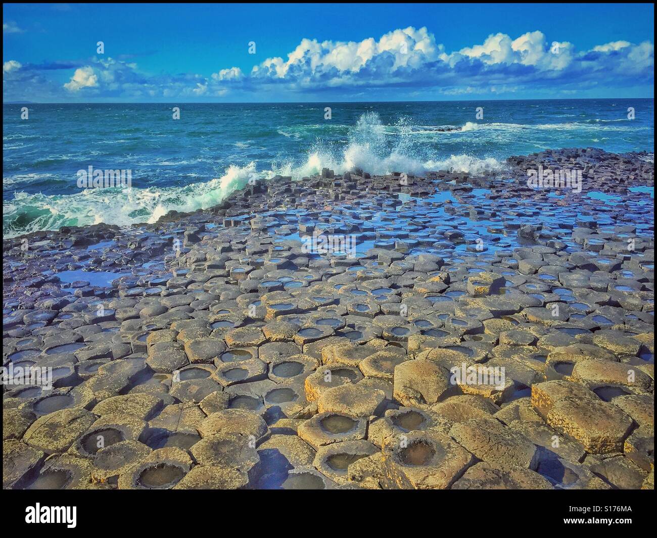 Un paesaggio vista delle molte colonne di basalto che formano collettivamente la zona sapere come Giant's Causeway in Co. Antrim, Irlanda del Nord. Queste strutture sono il risultato di eruzioni vulcaniche. © C.HOSKINS - Immagine stock catturata con smartphone