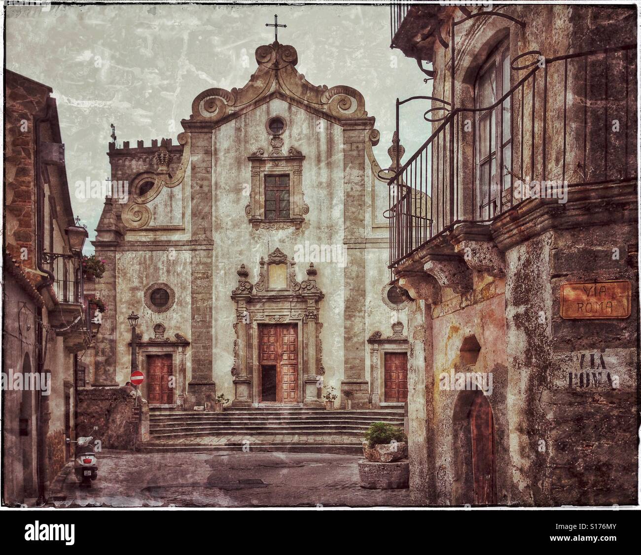 Un urbano vista della cattedrale cattolica di S. Maria Annunziata e assunta in forza d'Agrò in Sicilia, Italia. Questa vista è stato utilizzato in "Il Padrino parte 2 " film. Credito foto © COLIN HOSKINS. Foto Stock