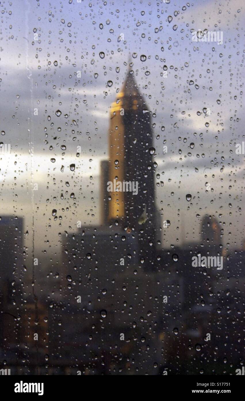 La pioggia sulla finestra con Atlanta edificio esterno. Foto Stock