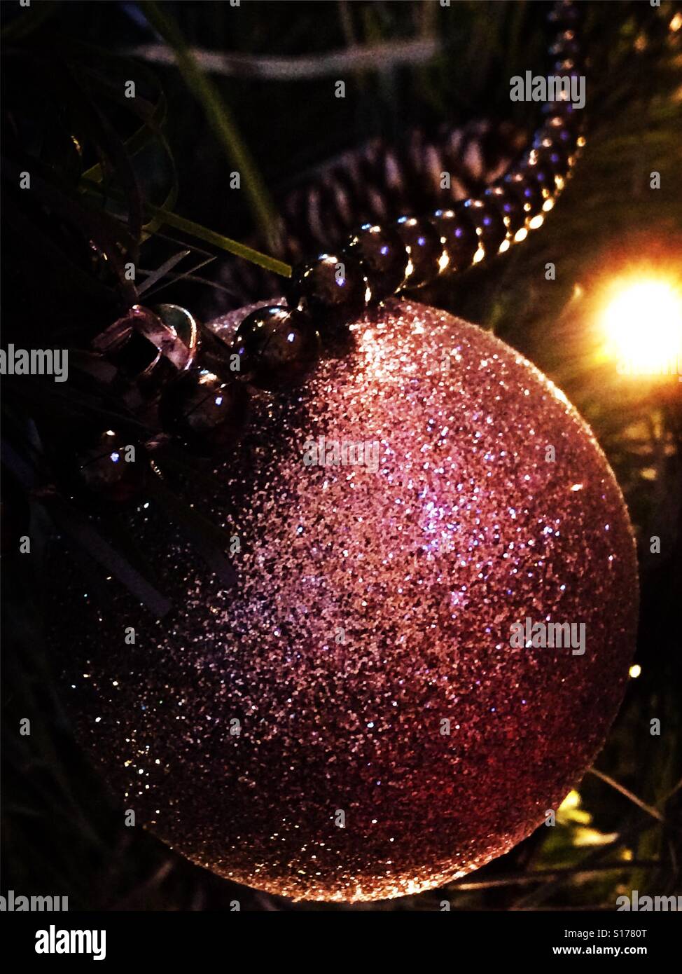 Glitter ninnolo e perle su di un albero di Natale Foto Stock