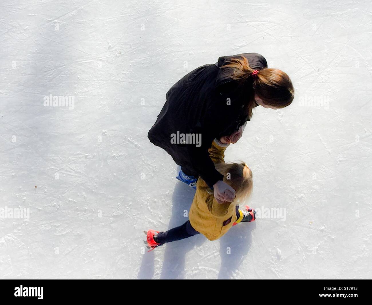 La Madre insegna bambino pattinaggio sul ghiaccio Foto Stock