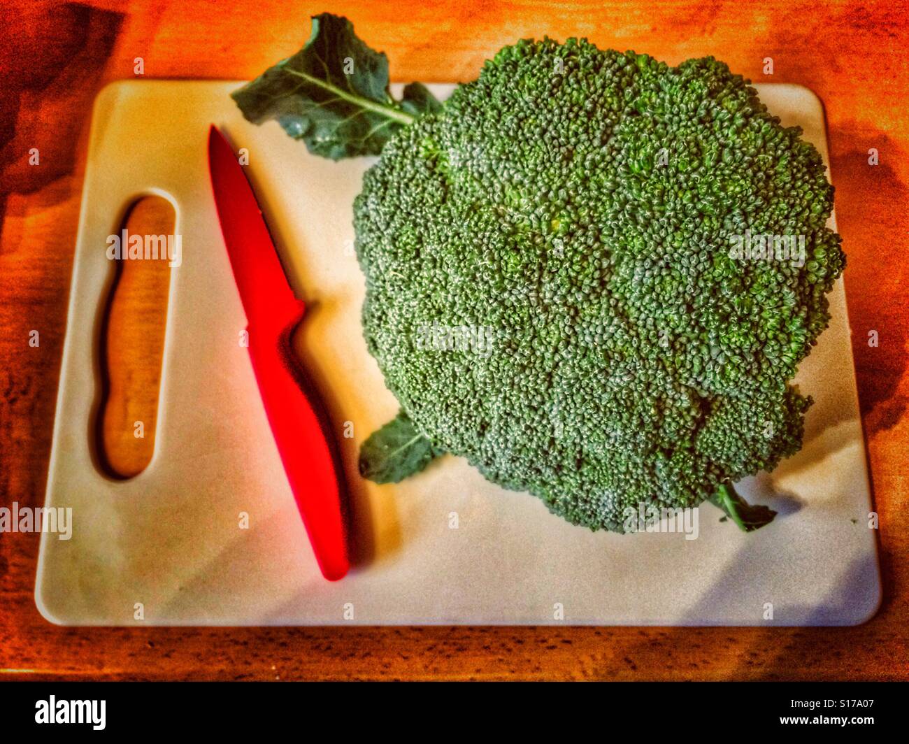 Tagliere con coltello e broccoli - Immagine stock catturata con smartphone