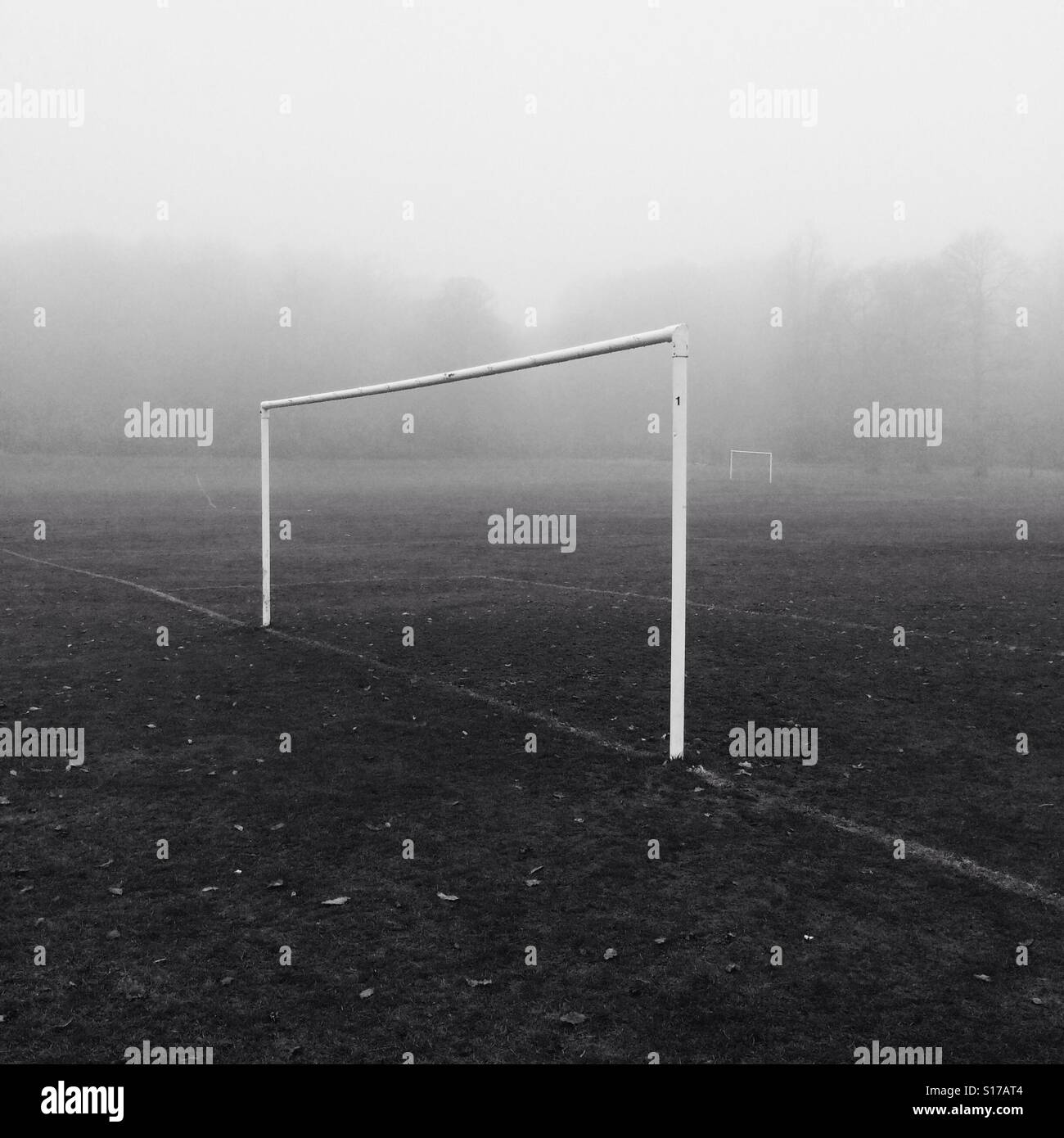 Regole del gioco nella nebbia - Immagine stock catturata con smartphone