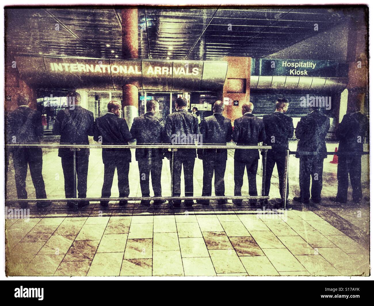 Fila di incontrare e salutare il personale al Cape Town International Airport. Foto Stock