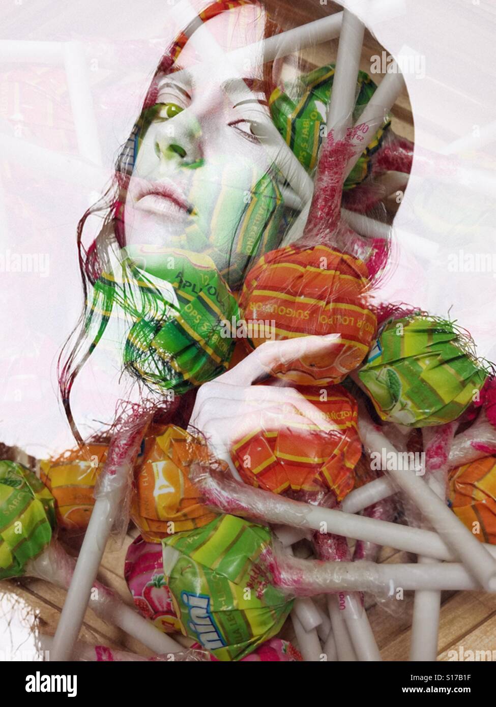 Moody girl e lollipop Foto Stock