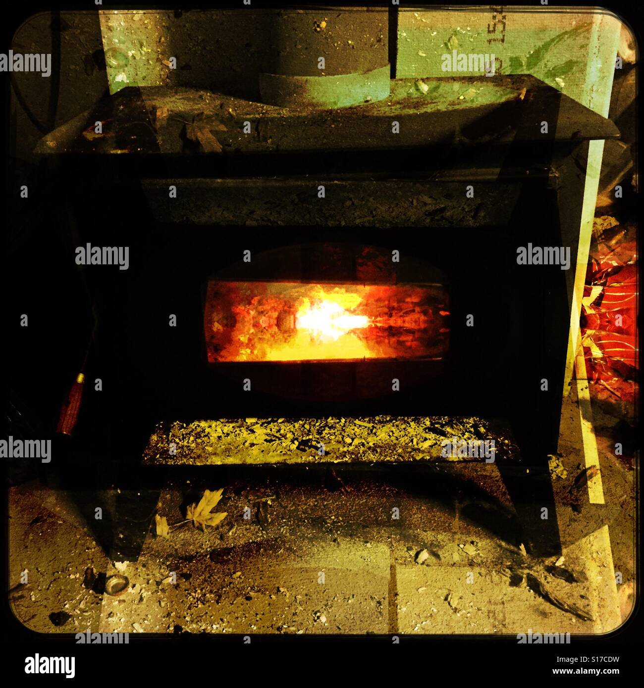 Il vecchio forno a legna nel mio garage - Immagine stock catturata con smartphone