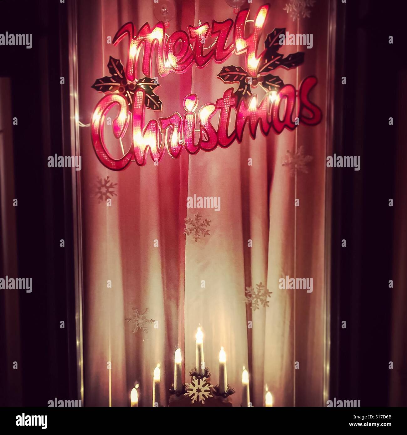 Merry Christmas Lights in una finestra durante la notte Foto Stock