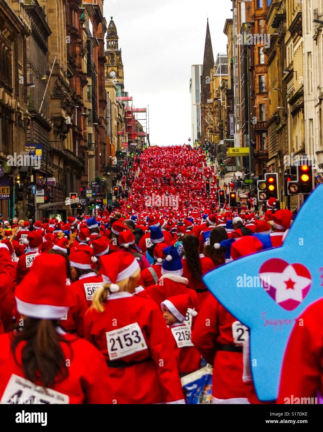 Glasgow Santa Dash 2016 - una carità annuale family fun run organizzato da Glasgow City Council, e tenuto ogni anno intorno al centro della città di Glasgow. Questo anno la nomination di carità è Beatson la cura del cancro. Foto Stock