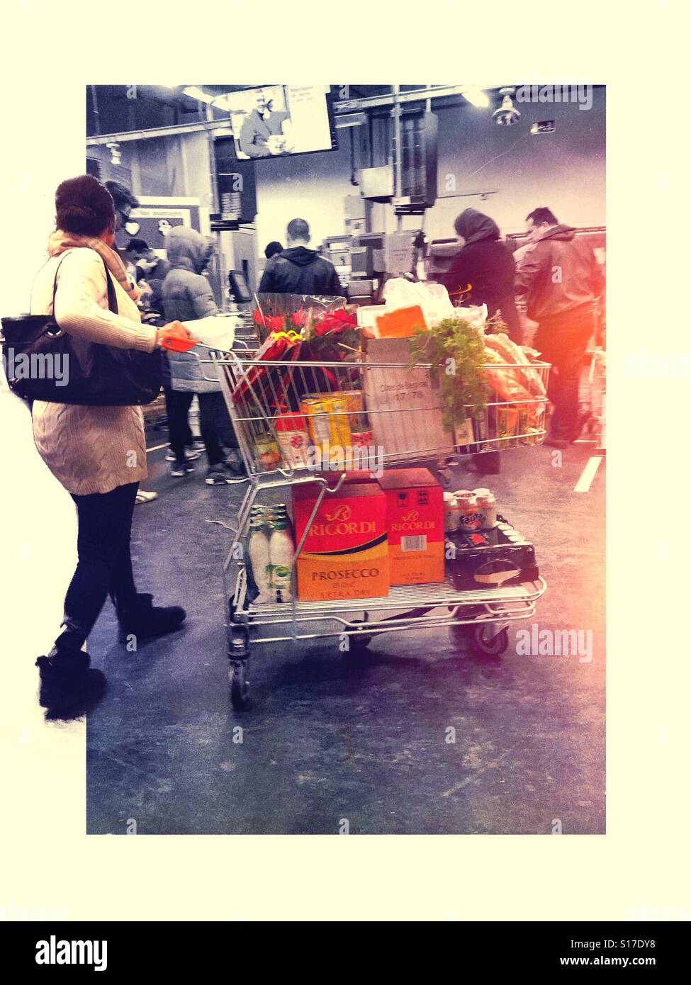 Carrello pieno di shopping - Immagine stock catturata con smartphone