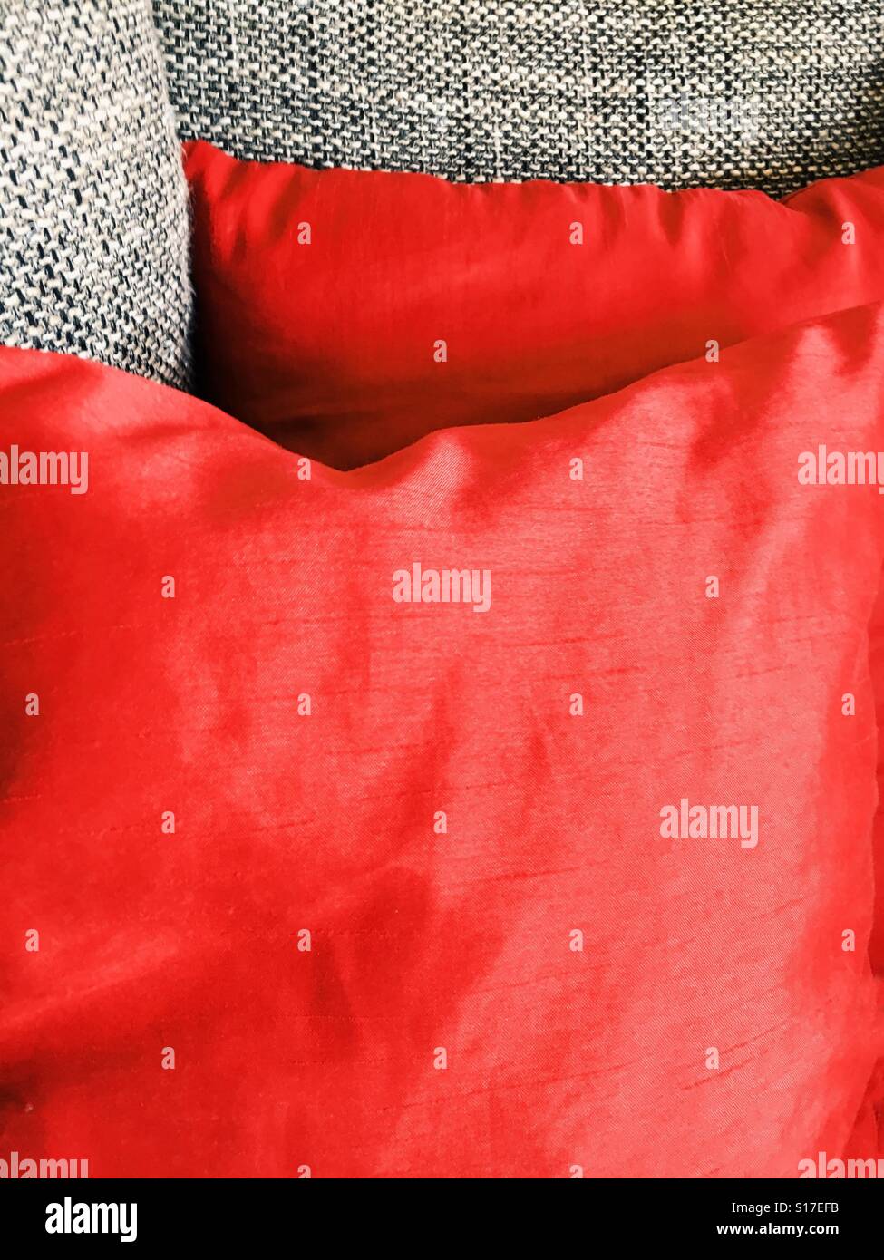 Cuscini rossi sul divano Foto Stock