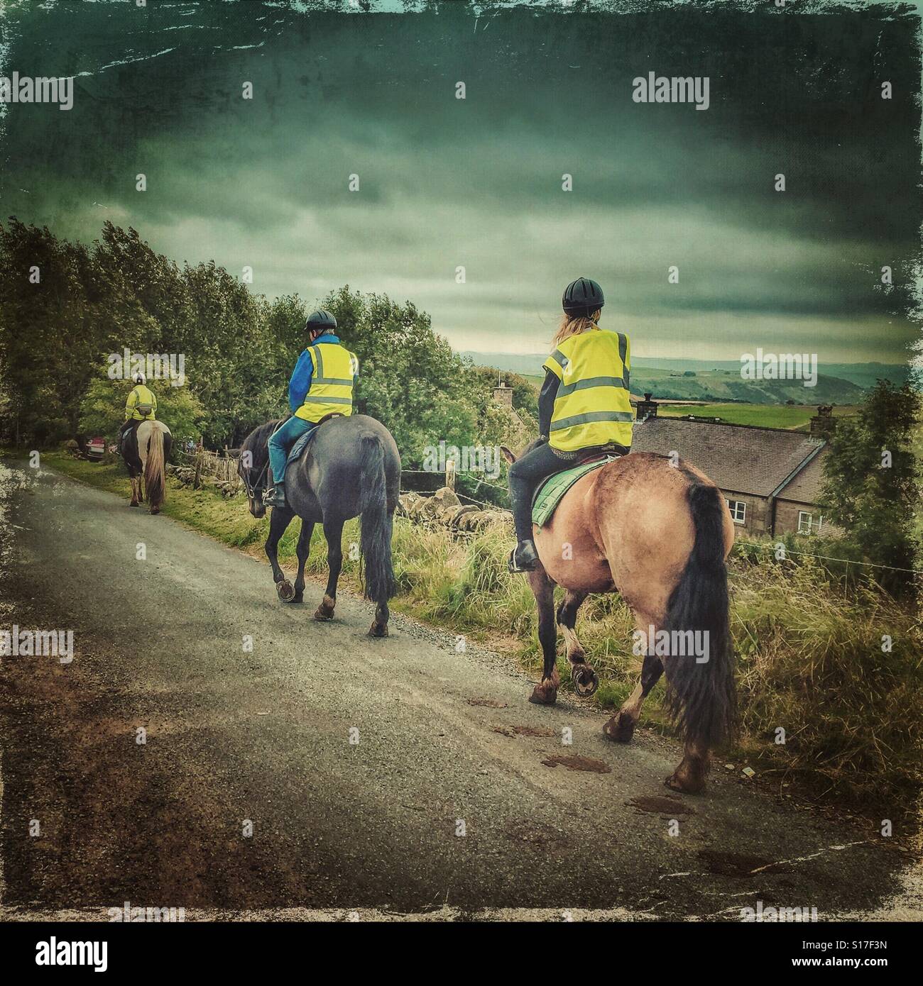 Tre i piloti a cavallo, Cheshire, Regno Unito - Immagine stock catturata con smartphone