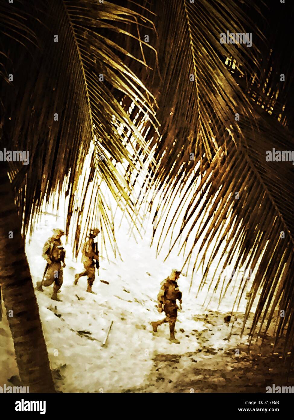 Gli uomini a piedi dopo aver completato un esercizio militare su una spiaggia remota in Messico. Foto Stock