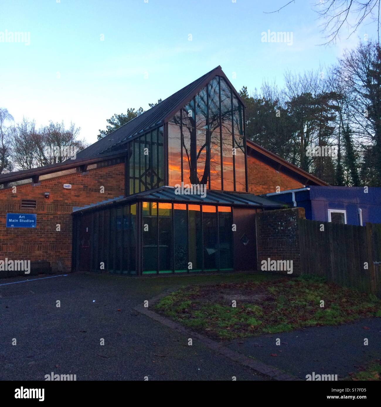 Sunrise riflessa nel reparto di arte edificio, Peter Symonds college di Winchester, Hampshire, Inghilterra. - Immagine stock catturata con smartphone