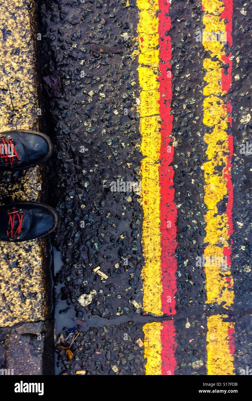 Rosso e giallo marciapiede linee Foto Stock