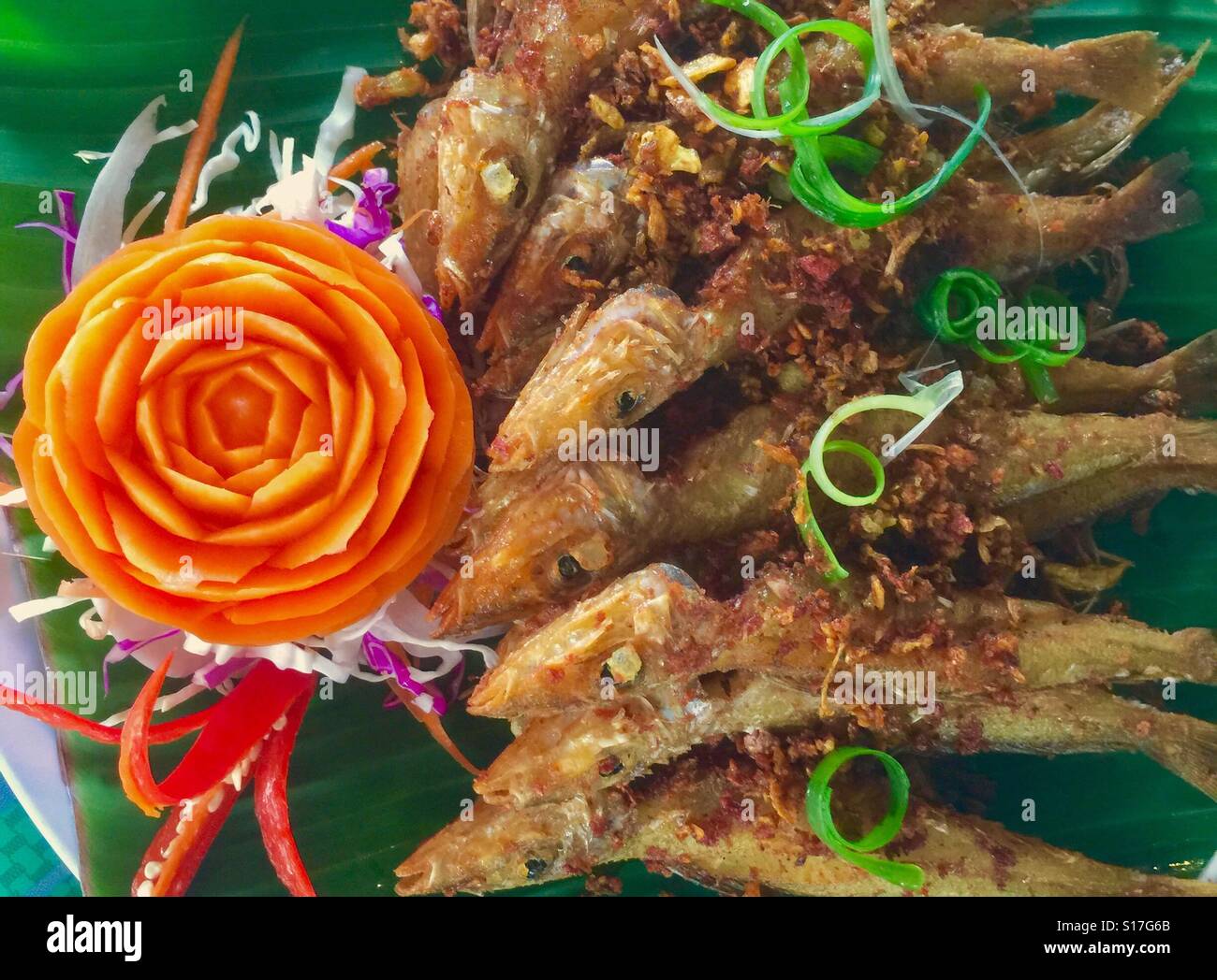 Pesce fritto decorate con verdure Thai carving , Phuket Foto Stock