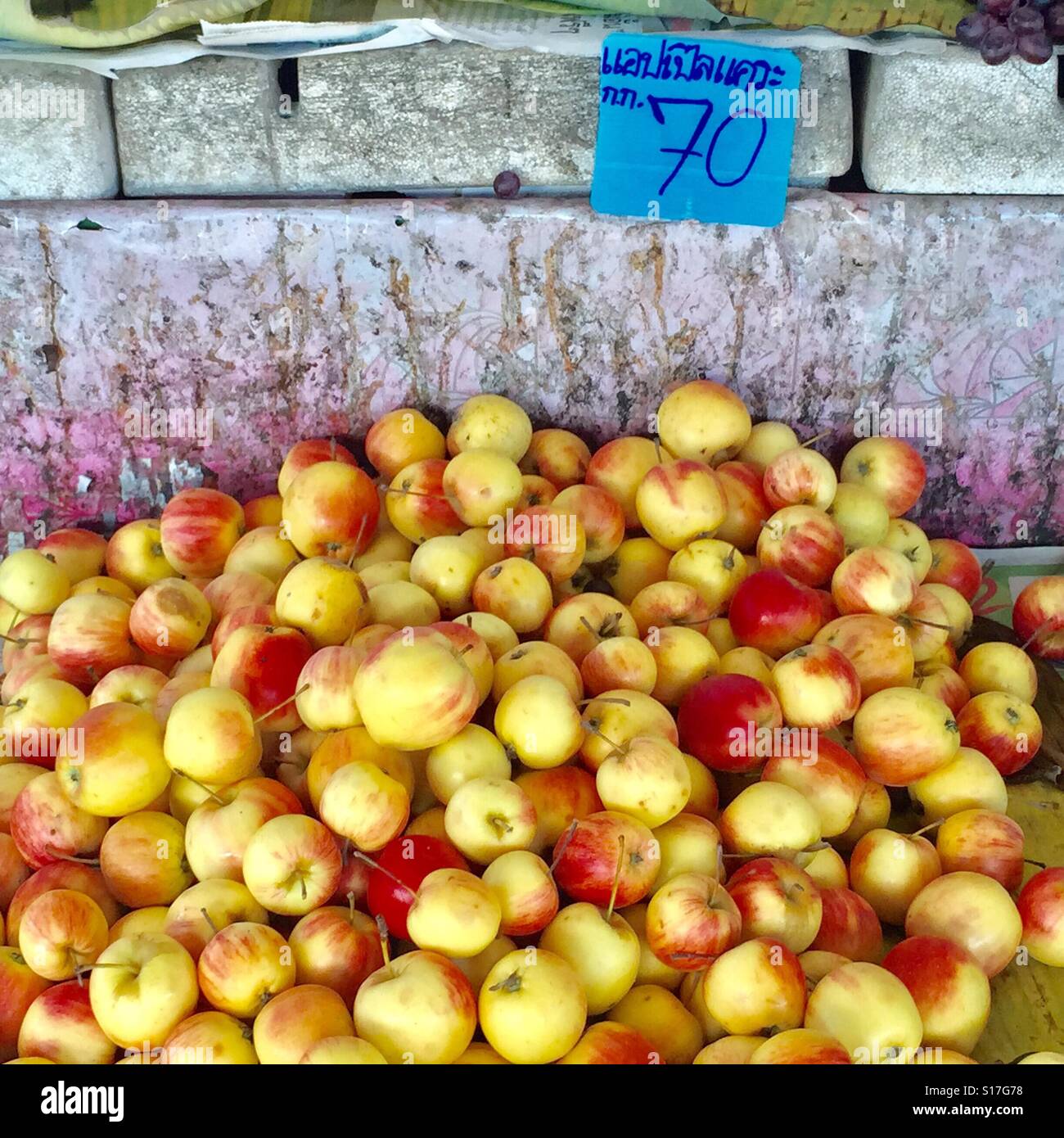 Thai mele coltivate in Thailandia del Nord in vendita al mercato Tailandese locale, Phuket citta vecchia Foto Stock