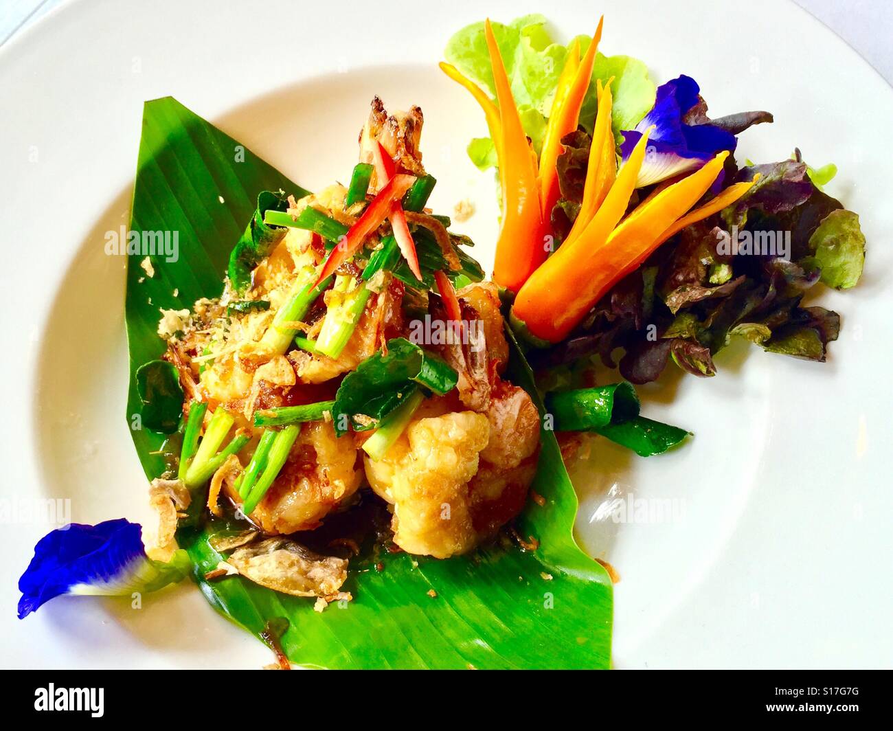 Un visual incredibile piatto di gamberi di tamarindo, Phuket Foto Stock