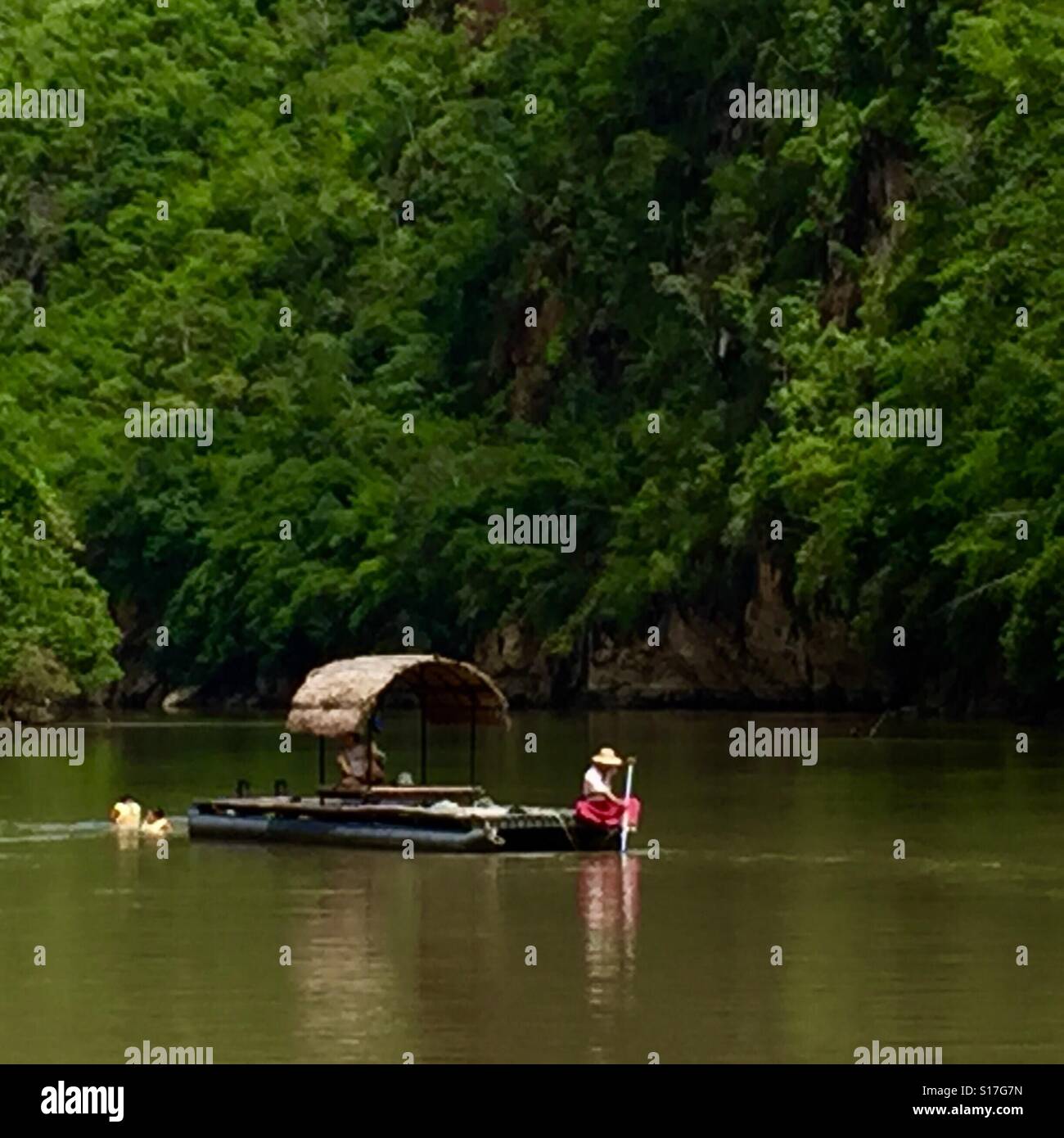 Il rafting lungo il fiume Kwai, Kanchanaburi Foto Stock