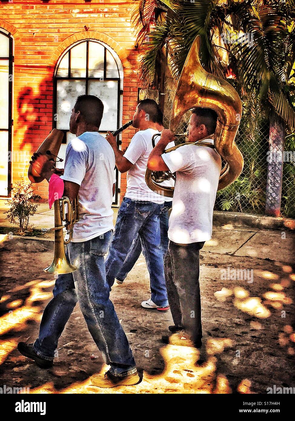 Musicisti suonano i loro strumenti di ottone mentre cammina giù per una strada durante una parata natalizia nelle zone rurali Nayarit, Messico. Foto Stock