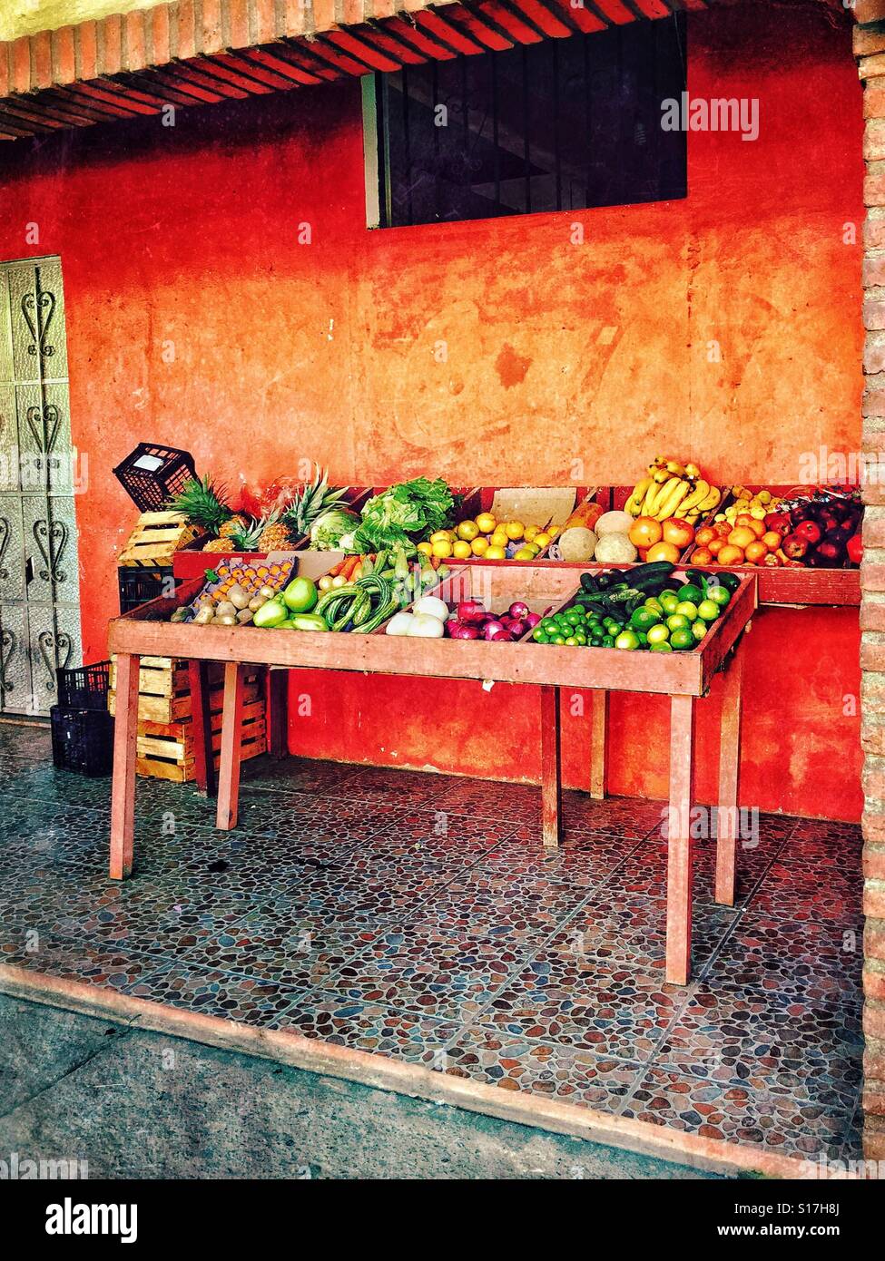 Prodotti freschi è visualizzato in maniera colorata al di fuori di un negozio in zone rurali Nayarit, Messico. Foto Stock