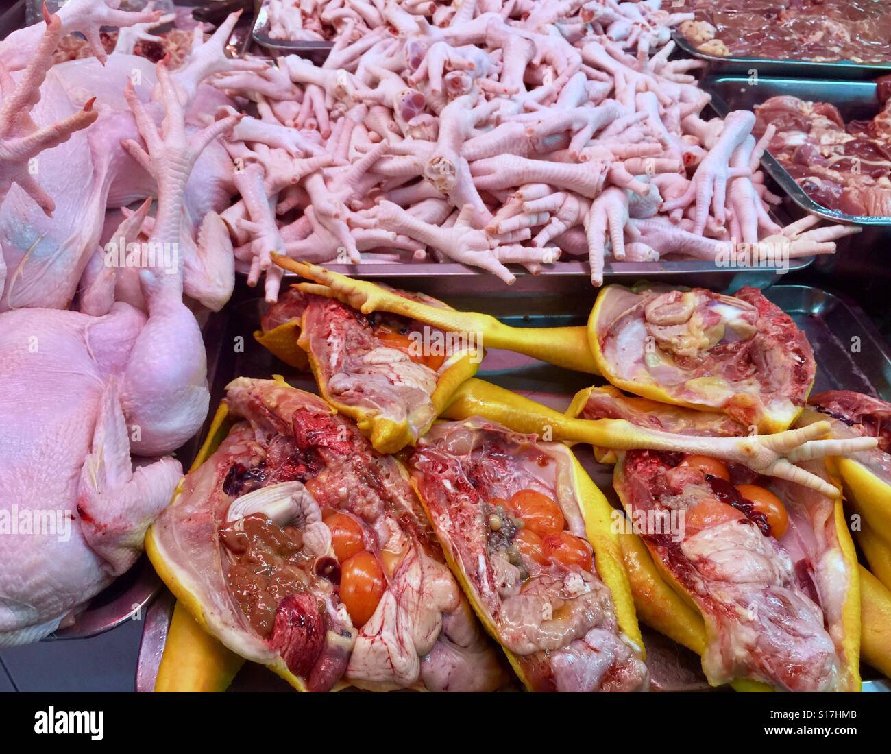 Pressione di stallo di pollame in Thai mercato umido, Phuket Citta Vecchia, Thailandia Foto Stock